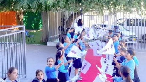 מזוזה חדשה נקבעה בשער בית הספר 'שובו' בלוד שנשרף ושופץ מחדש