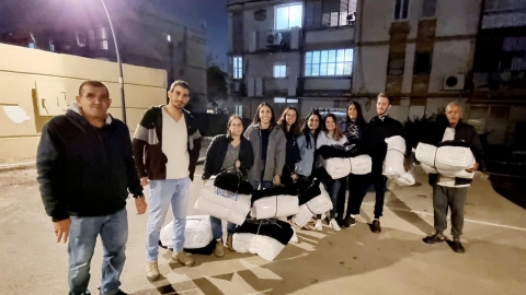 לעבור את החורף הקשה: בלוד חילקו ציוד חם לדרי רחוב