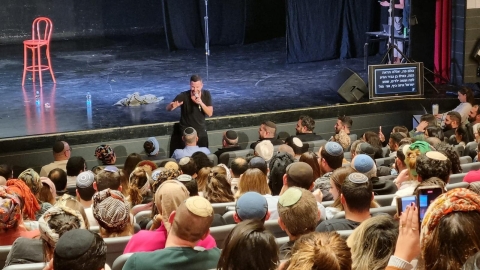 הפוגת צחוק עם הסטנדאפיסט גיא הוכמן בלוד 