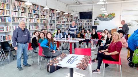 לשמוע מוותיקי לוד: בנות אולפנת צביה במפגש למידה עם תושבי העיר בגיל השלישי