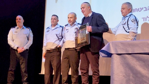 בכירי המשטרה העניקו אות הוקרה למנהל אגף ביטחון בעיריית לוד על שיתוף הפעולה