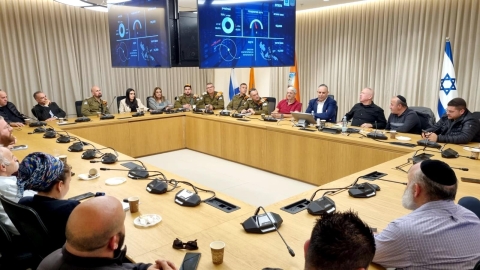 שר הביטחון יואב גלנט ביקר בחמ"ל בלוד והתרשם ממוכנות העיר לוד ומשת"פ הדוק בין פיקוד העורף וגורמי החירום בעיר