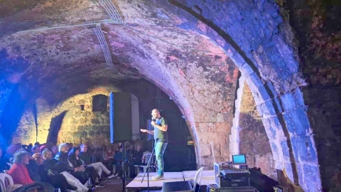 אמיר מויאל במופע סטנדאפ קורע ב'בית הקשתות' בלוד