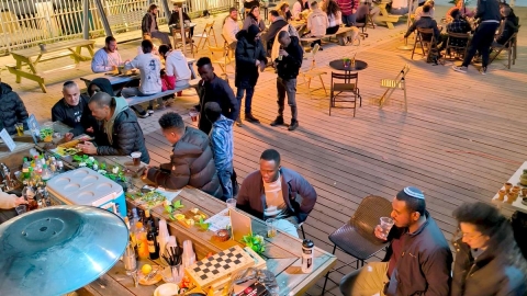 בין הבירה לצ'ייסר: צעירי לוד ערכו בחירות משלהם ובילו ב'פאב התחנה'