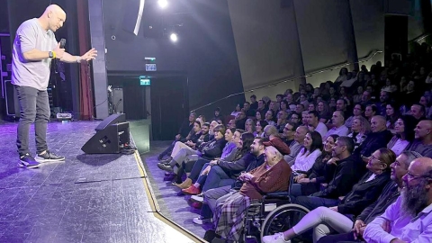 היכל התרבות בלוד אירח את הסטנדאפיסט אבי נוסבאום 