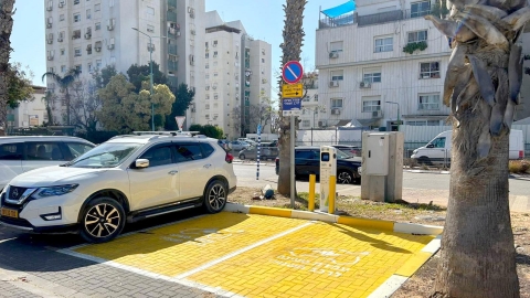 עמדת טעינה לרכבים חשמליים הותקנה בגני אביב בלוד