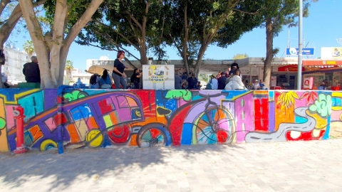  גרפילוד: אומנית יחד עם תושבות וותיקות ותלמידים צבעו ויצרו קירות מרהיבים בלוד 