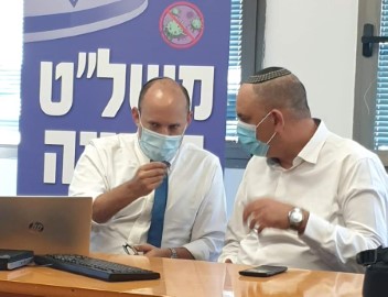 ח"כ נפתלי בנט ביקר במשל"ט העירייה בלוד ושיבח את פעילות ראש העיר במלחמה בקורונה