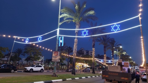 התושבת שחזרה אחרי 40 שנה ללוד ונפעמה מהאור, התקווה והיערכות לחג העצמאות
