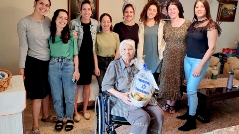 'טיפ הזהב' שהעניקה שורדת השואה לעובדות אגף שילוב חברתי בעיריית לוד