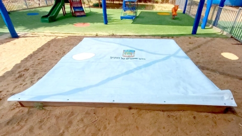 חולות ארגזי החול בגני ילדים בלוד הוחלפו בחדשים ונרכשו כיסויים לשמירת היגיינה בריאותית