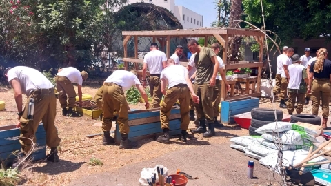 חיילי צה"ל ביום התנדבות בלוד לזכרו של סגן נווה לקס הי"ד - לוחם סיירת מטכ"ל בן העיר שנהרג ב-7 באוקטובר