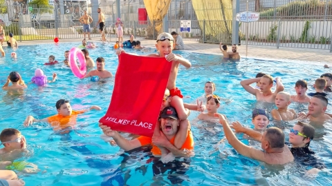 הקאנטרי ה(מ)ושלם: בריכת שחייה חיצונית נפתחה ב'הולמס-פלייס אביבים' בלוד