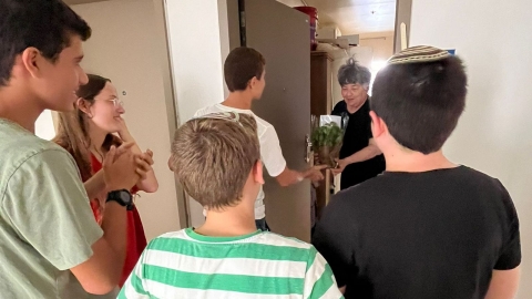 במזל טוב: בלוד השיקו מיזם מרגש בו הנוער חוגג ימי-הולדת לאזרחים וותיקי העיר