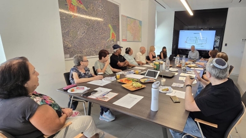 קורס ראשוני בישראל: גמלאים מובילים שינוי בתחום טיפוח הבניין וסביבת מגוריהם בלוד 