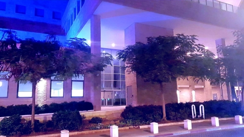 בניין עיריית לוד הואר בכחול-לבן כאות הצדעה לפצועי ונכי מלחמת 'חרבות ברזל'