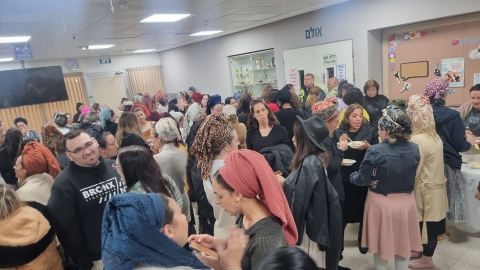 הסטנדאפיסטית יונה קפח במופע חיזוק והעצמה בערב נשים במתנ"ס גני אביב בלוד 