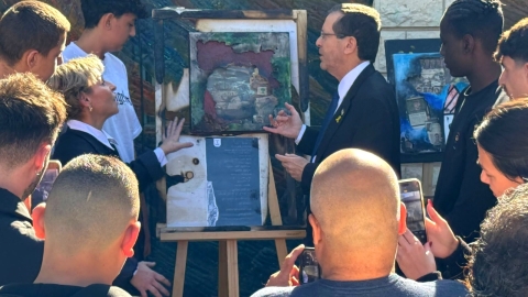 תלמידי בית ספר נטעים מלוד הוזמנו לבית נשיא המדינה והציגו את תערוכת "מבט פנימה" שייצרו