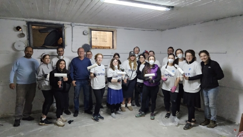 "אם לא בצבא – נסייע בהתנדבות": עשרות צעירים יהודים מחו"ל התגייסו וצבעו מקלטים בלוד