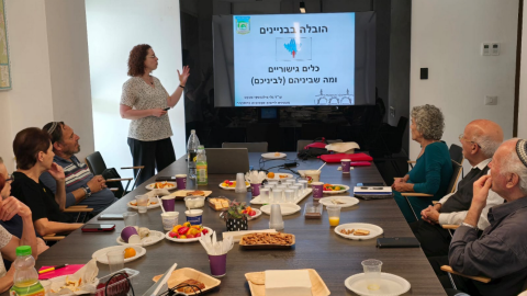 סדנת כלים גישוריים עבור קבוצת מובילי בניינים מהגיל השלישי