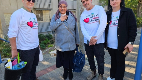 המפונים חזרו לשלומי אחרי 16 חודשי מלחמה והופתעו: עובדי עיריית לוד הכינו להם את הבית הפרטי והציבורי