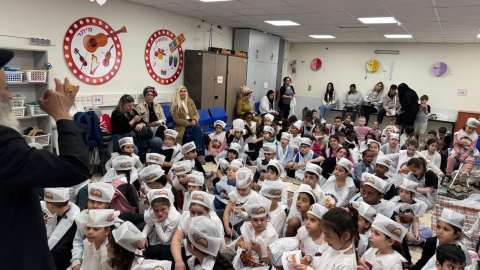 לשו, רידדו ואפו את הבצק: בבתי הספר בלוד הכינו מצות לקראת חג הפסח