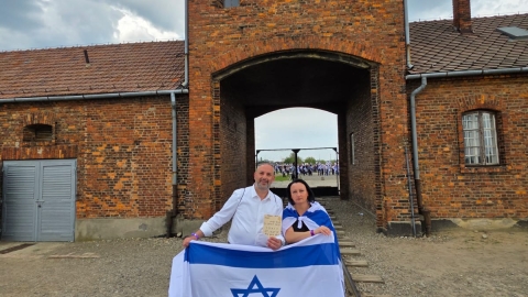 "לעולם לא עוד": ראש העיר לוד וסגניתו טסו במשלחת ממשלתית אל 'צדעת החיים' בפולין