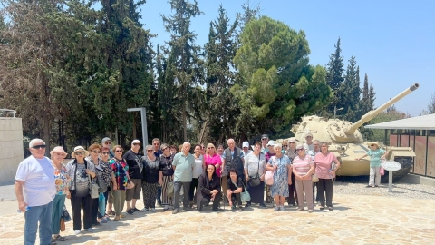 סיור מעצים ומלמד: תושבי הגיל השלישי מלוד ביקרו המוזיאון הלוחם היהודי בלטרון