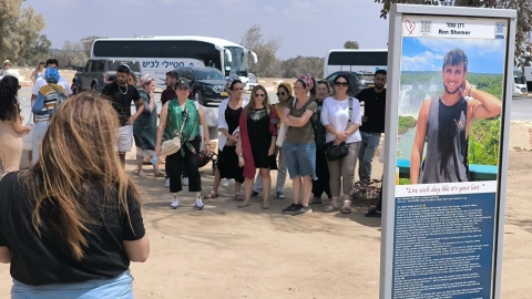 לוד צעדה בשביל רון: סיור מרגש לזכר רון שמר ז”ל, בן העיר שנרצח בפסטיבל הנובה