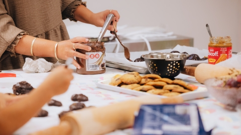 'מבשלים עם אמא': עיריית לוד בסדנת בישול טיפולי לנשות המשרתים וילדיהן