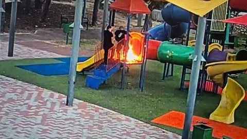 נערים נתפסו על הצתת פארק משחקים בלוד – ההורים ישלמו לעיריית לוד אלפי שקלים על הנזק 