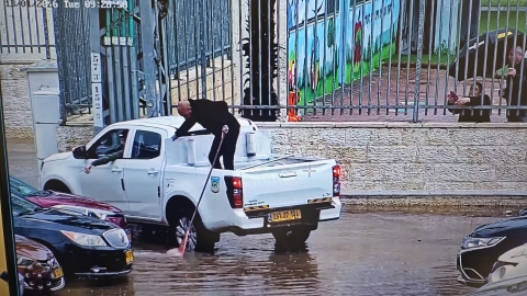 בזמן שישראל הוצפה: בלוד ניקו את קולטני הניקוז תחת הגשם, הקור והרוח - והגשמים לא גרמו להצפות 