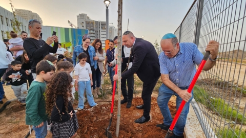 חותמת לדורות: ילדי והורי שכונת נופי בן שמן נטעו שורשים בלוד - בחג האילנות