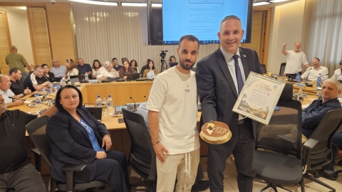עם עוגה ותעודה מרגשת: התושב ה-100,000 בלוד התקבל בתשואות בישיבת המועצה העירונית