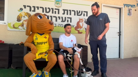 הקמע של מכבי תל אביב הגיע לכלבייה העירונית בלוד - במטרה למצוא בית חם לבעלי החיים