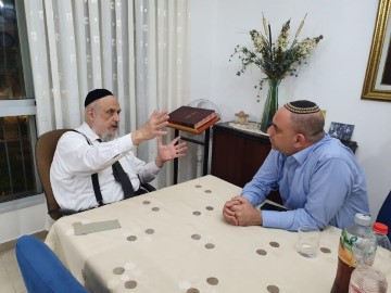 לאחר סערת הקרוואן הבלתי חוקי בגני איילון שפונה ע"י העירייה: עסקני הקהילה החרדית ב'גני איילון' בלוד מתנצלים בפני ראש העיר יאיר רביבו