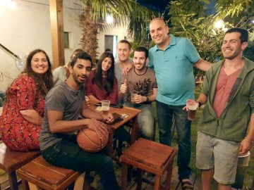 ראש העיר הרים כוסית לחיים בפאב ה׳לודמילה׳ שנפתח מחדש בכפר הסטודנטים בלוד