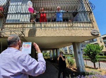 עם זר פרחים ותעודת כבוד: ראש העיר הפתיע אזרחים וותיקים ליום-הולדתם