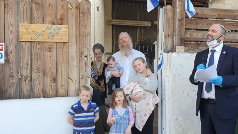 מרגש: ראש העיר שר לזכר הנופלים מול בתי המשפחות השכולות בלוד