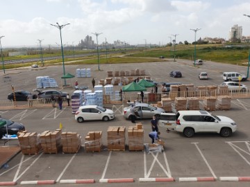 מבצע ענק: כ-30,000 מנות מזון חולקו לקשישים בעיר לוד