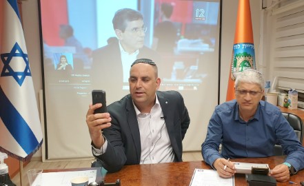 אדוני ראש העיר: יאיר רביבו משיב לשאלות תושבי לוד בשידור חי בפייסבוק