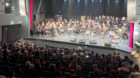 שבוע לפני פסח: הזמר אריק סיני, תזמורת הבוגרים בלוד וחבורת מקהלוד בהופעה מיוחדת בהיכל התרבות