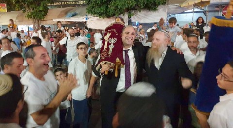 הקפות שניות בלוד: אלפים חגגו באירועי שמחת תורה ברחבי העיר