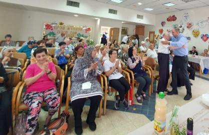 אנרגיות טובות במרכז היום לחבר הוותיק בלוד לקראת השנה החדשה