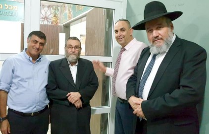לאחר שיפוץ בהיקף של 1.5 מיליון ש"ח: ראש העיר קבע מזוזה בשערי ביה"ס 'שובו' בלוד