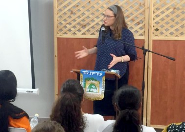 לזכרה של רנה שנרב: מאות בנות מלוד השתתפו בשיעור תורה של סיון רהב-מאיר