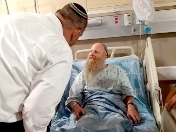 ראש העיר קיים ביקור תנחומים אצל הרב איתן שנרב ובנו דביר חיים