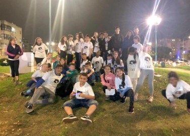תנועות הנוער בלוד מדליקות נר חנוכה למען אברה מנגיסטו