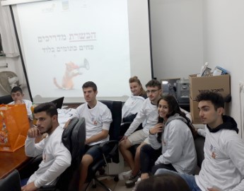 לומדים למחזר אריזות: גשם של פעילויות הסברה כתומות בלוד