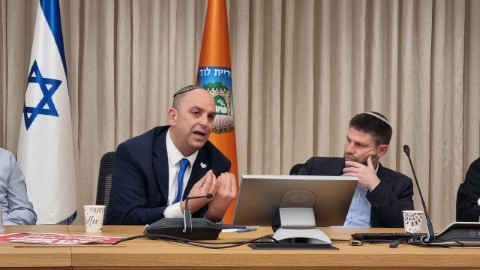 לחזק את לוד! שר האוצר הגיע לישיבת חירום בלוד בהזמנת ראש העיר בשל אירועי הפשיעה בעיר